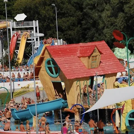 Szuperapartman * 佐洛卡罗斯