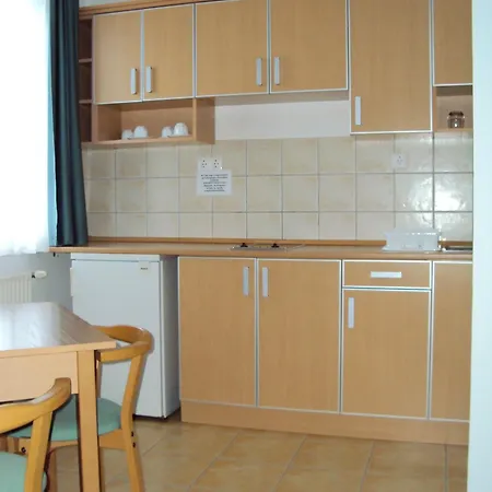 Szuperapartman 佐洛卡罗斯